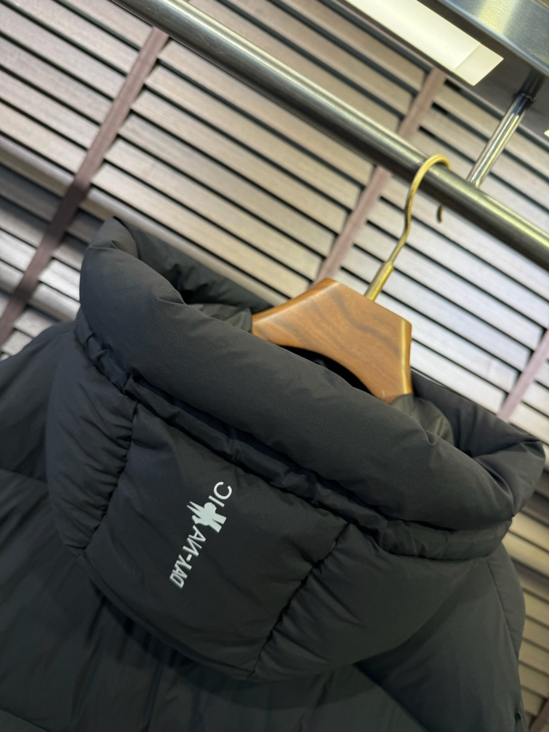 MQ&蒙蔻FW2025冬季新款连帽立领羽绒服。男女同款，户外羽绒服，爆款，柜子在售款。采用定制防风防雨面