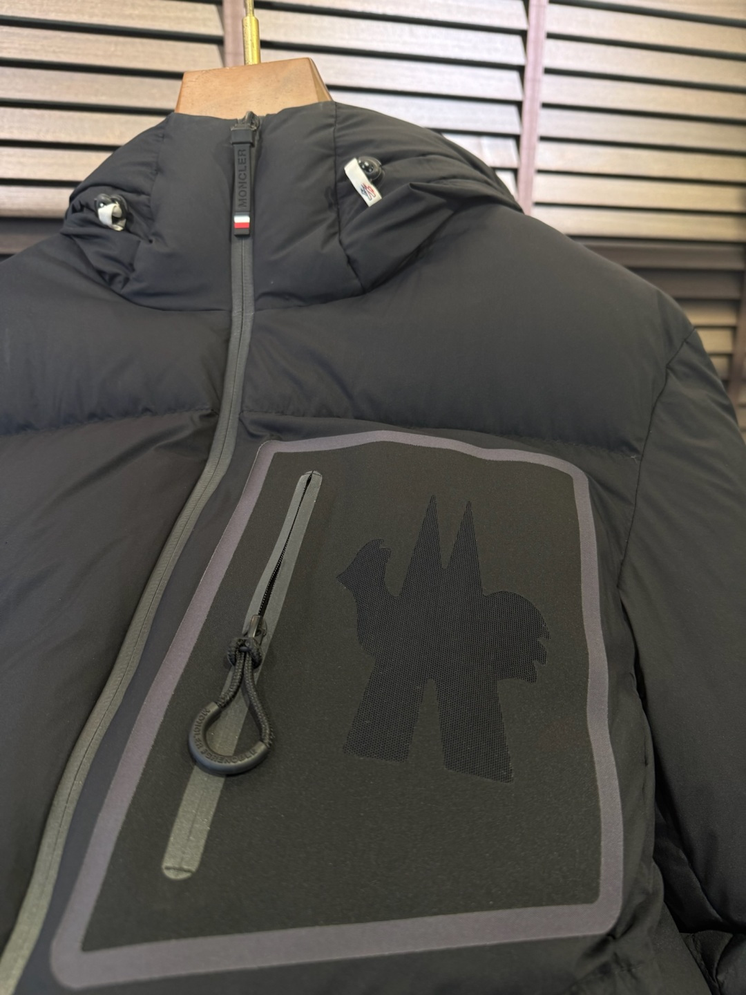 MQ&蒙蔻FW2025冬季新款连帽立领羽绒服。男女同款，户外羽绒服，爆款，柜子在售款。采用定制防风防雨面