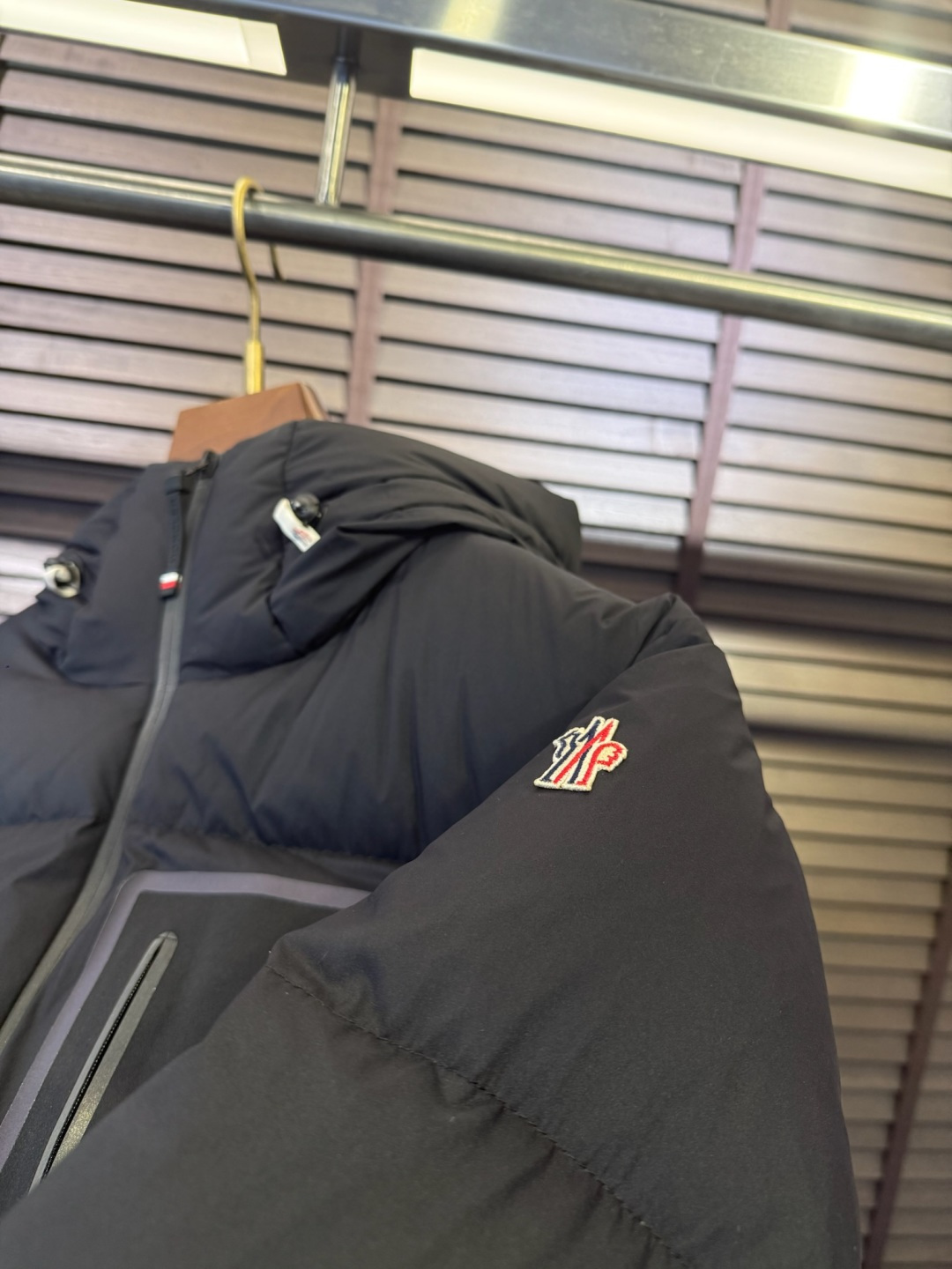 MQ&蒙蔻FW2025冬季新款连帽立领羽绒服。男女同款，户外羽绒服，爆款，柜子在售款。采用定制防风防雨面