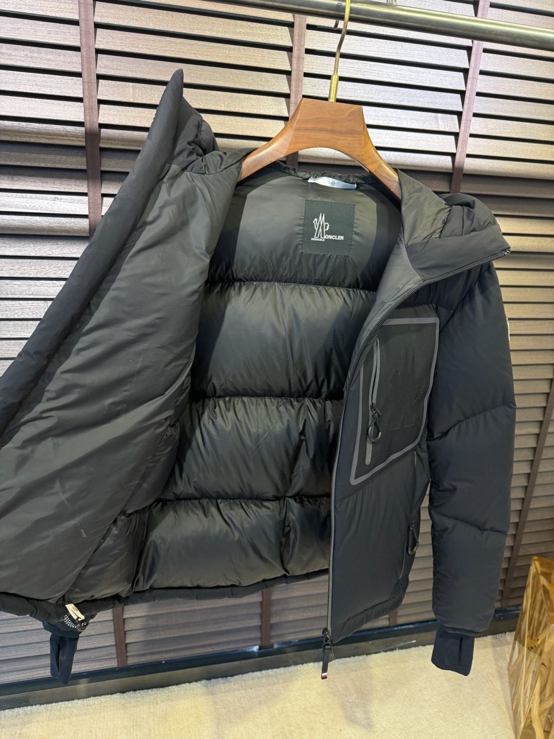 MQ&蒙蔻FW2025冬季新款连帽立领羽绒服。男女同款，户外羽绒服，爆款，柜子在售款。采用定制防风防雨面