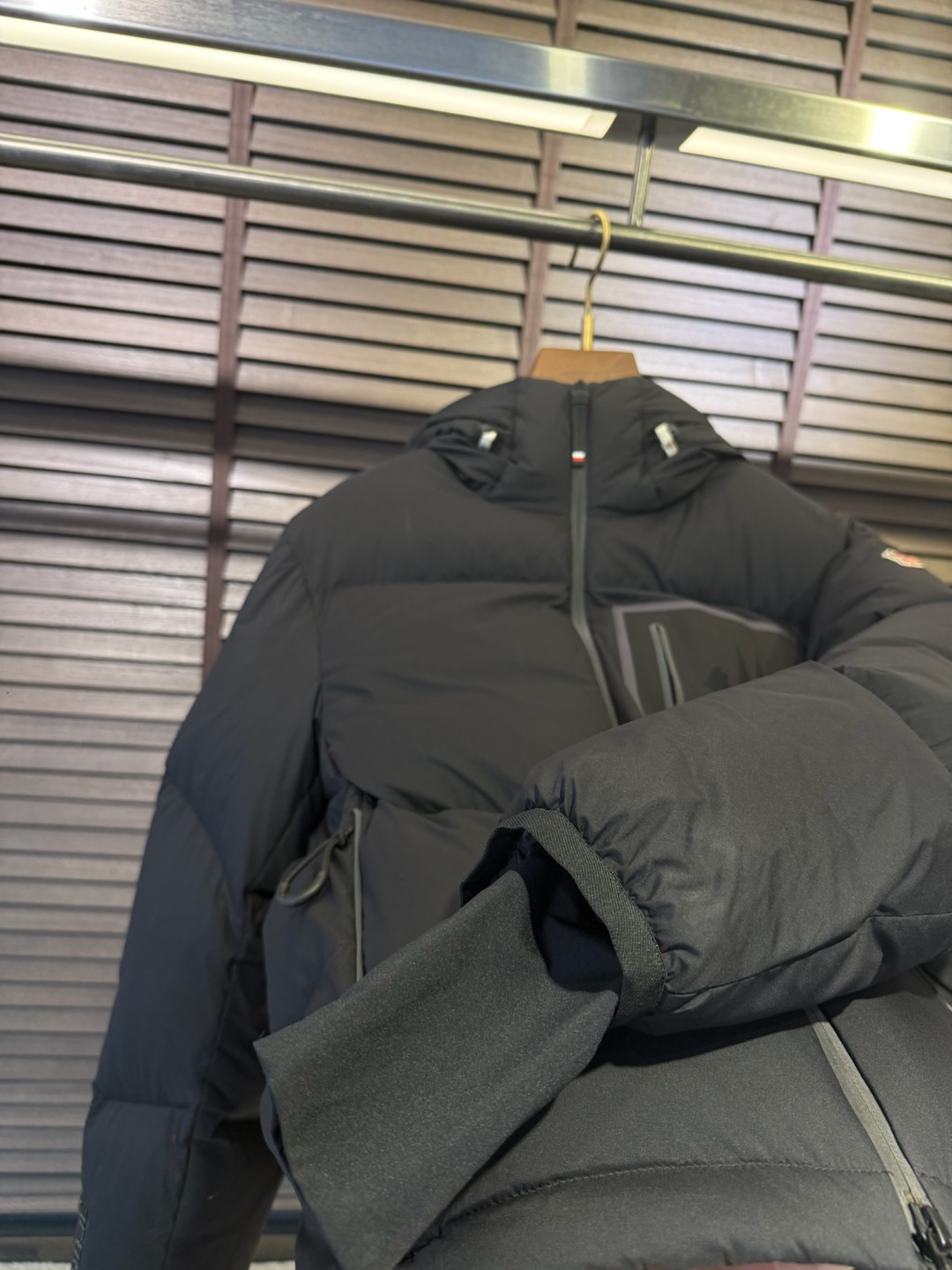 MQ&蒙蔻FW2025冬季新款连帽立领羽绒服。男女同款，户外羽绒服，爆款，柜子在售款。采用定制防风防雨面