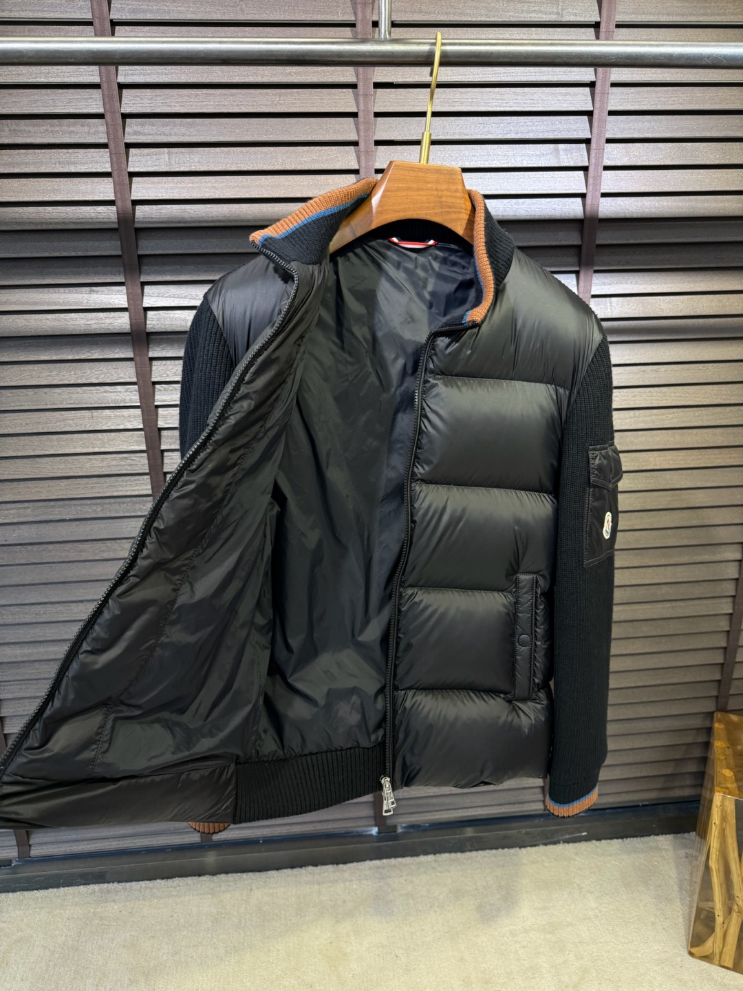 🌹 P320 羽绒 Moncl&蒙👄FW2025新款立挺针织羽绒拼接外套。柜子在售爆款。采用原版羊毛➕抗起球纤维定制混纺面料，胸前是内充90绒，后背整片高支数羊毛针织面料，立挺有型时尚，加入抗起球纤维，降低起球概率。袖子饰以品牌logo，辨识度极高；客供五金辅料，品牌工厂出品，细节之处无可挑剔；立体裁剪，上身有型；一款高品质的外套，随意穿搭都好看。
【颜色】黑色 //9107
【码数】L-4XL