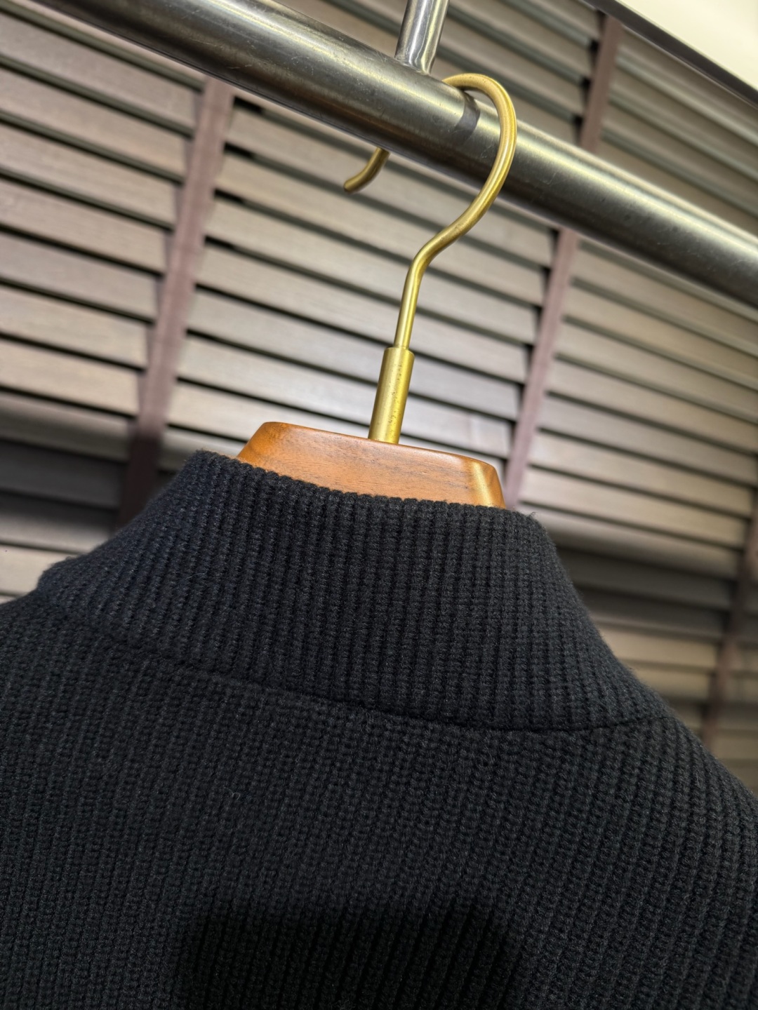 🌹 P320 羽绒 Moncl&蒙👄FW2025新款立挺针织羽绒拼接外套。柜子在售爆款。采用原版羊毛➕抗起球纤维定制混纺面料，胸前是内充90绒，后背整片高支数羊毛针织面料，立挺有型时尚，加入抗起球纤维，降低起球概率。袖子饰以品牌logo，辨识度极高；客供五金辅料，品牌工厂出品，细节之处无可挑剔；立体裁剪，上身有型；一款高品质的外套，随意穿搭都好看。
【颜色】黑色 //9107
【码数】L-4XL