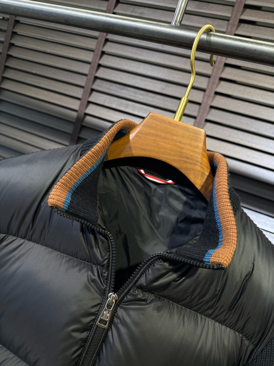 🌹 P320 羽绒 Moncl&蒙👄FW2025新款立挺针织羽绒拼接外套。柜子在售爆款。采用原版羊毛➕抗起球纤维定制混纺面料，胸前是内充90绒，后背整片高支数羊毛针织面料，立挺有型时尚，加入抗起球纤维，降低起球概率。袖子饰以品牌logo，辨识度极高；客供五金辅料，品牌工厂出品，细节之处无可挑剔；立体裁剪，上身有型；一款高品质的外套，随意穿搭都好看。
【颜色】黑色 //9107
【码数】L-4XL