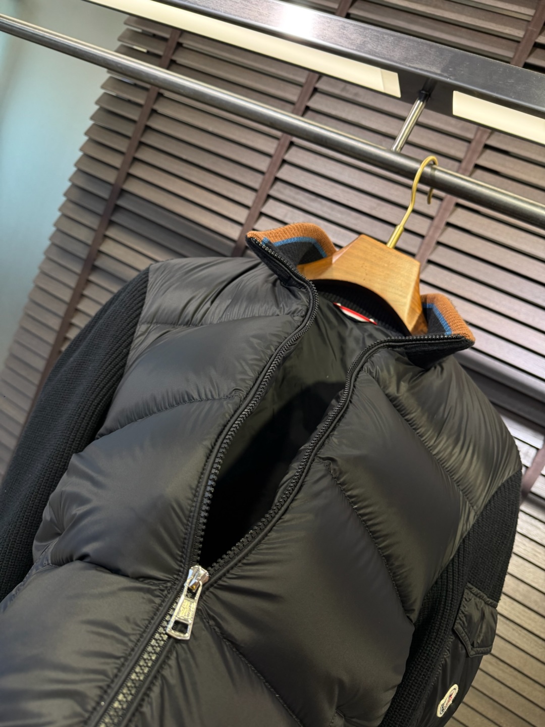 🌹 P320 羽绒 Moncl&蒙👄FW2025新款立挺针织羽绒拼接外套。柜子在售爆款。采用原版羊毛➕抗起球纤维定制混纺面料，胸前是内充90绒，后背整片高支数羊毛针织面料，立挺有型时尚，加入抗起球纤维，降低起球概率。袖子饰以品牌logo，辨识度极高；客供五金辅料，品牌工厂出品，细节之处无可挑剔；立体裁剪，上身有型；一款高品质的外套，随意穿搭都好看。
【颜色】黑色 //9107
【码数】L-4XL