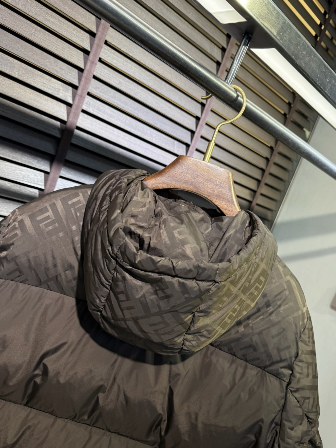 Fend** 2025新款羽绒服！充满时尚感引领时尚潮流！ 以高贵，精致，华丽的风格著称👍 高领拉练式可