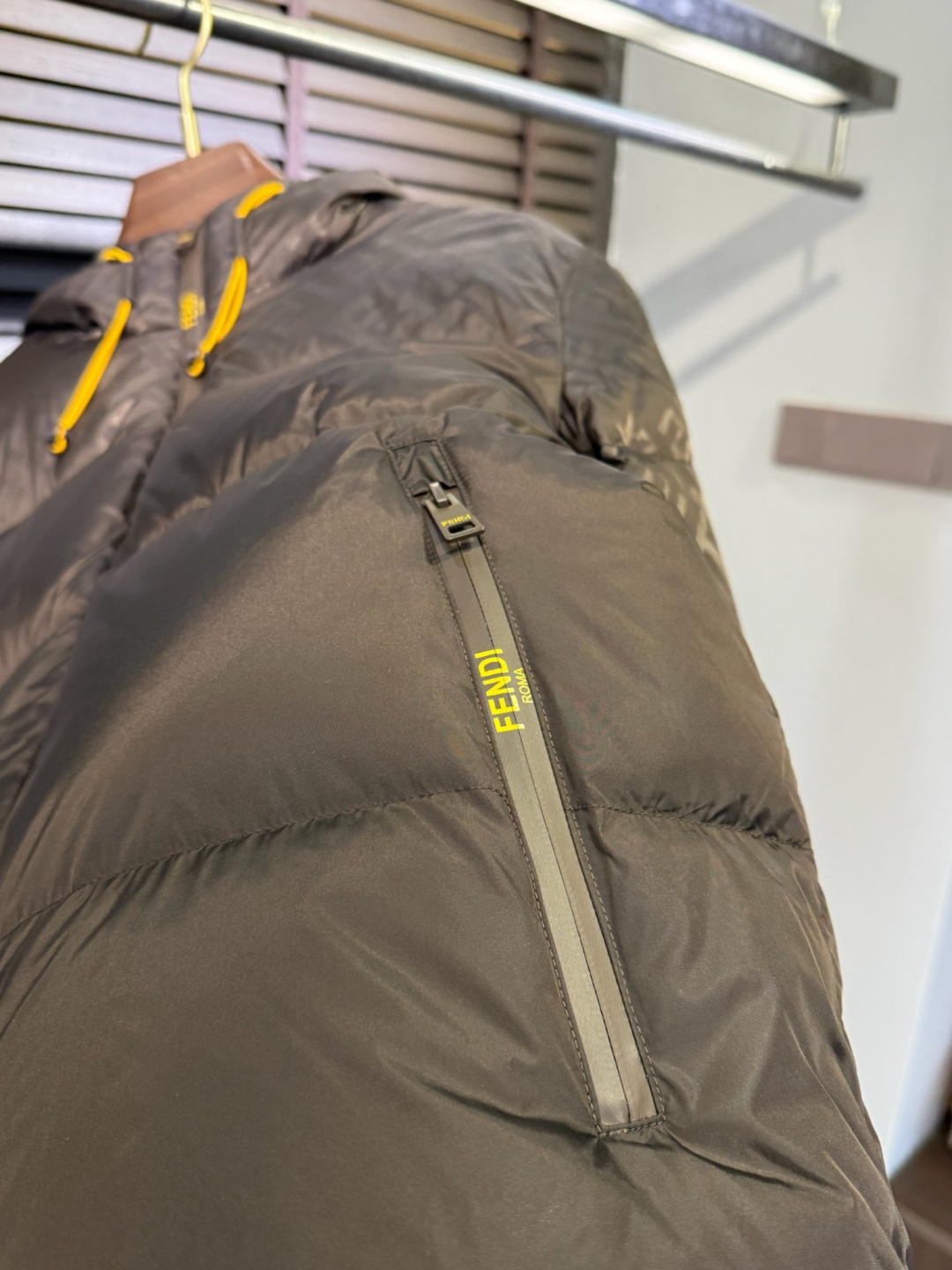 Fend** 2025新款羽绒服！充满时尚感引领时尚潮流！ 以高贵，精致，华丽的风格著称👍 高领拉练式可