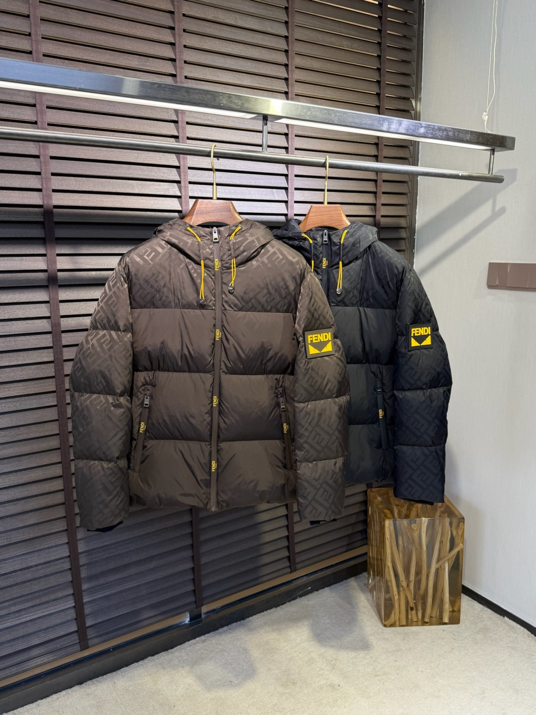 Fend** 2025新款羽绒服！充满时尚感引领时尚潮流！ 以高贵，精致，华丽的风格著称👍 高领拉练式可