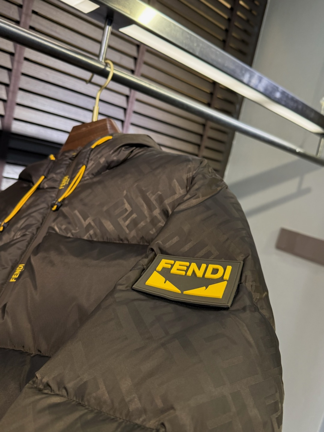 Fend** 2025新款羽绒服！充满时尚感引领时尚潮流！ 以高贵，精致，华丽的风格著称👍 高领拉练式可