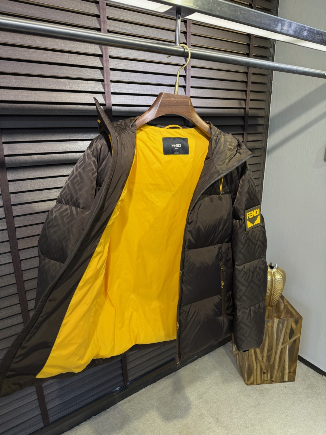 Fend** 2025新款羽绒服！充满时尚感引领时尚潮流！ 以高贵，精致，华丽的风格著称👍 高领拉练式可