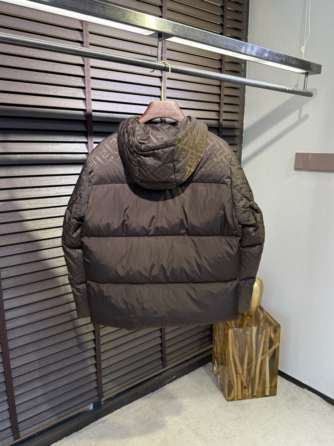 Fend** 2025新款羽绒服！充满时尚感引领时尚潮流！ 以高贵，精致，华丽的风格著称👍 高领拉练式可