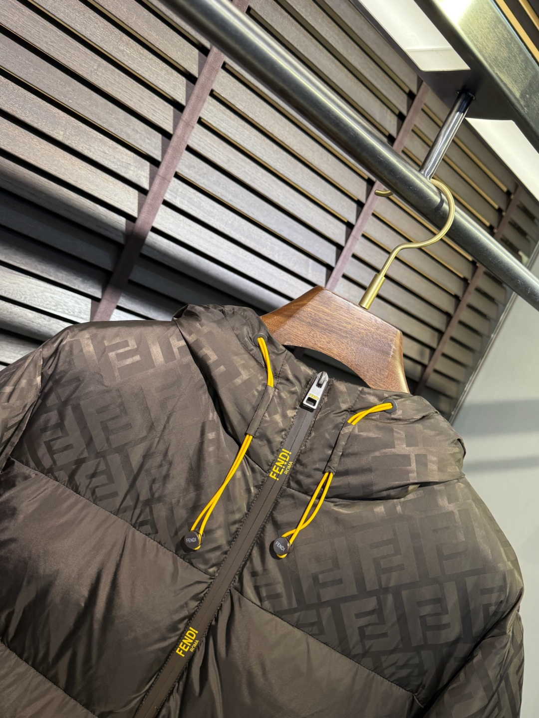 Fend** 2025新款羽绒服！充满时尚感引领时尚潮流！ 以高贵，精致，华丽的风格著称👍 高领拉练式可