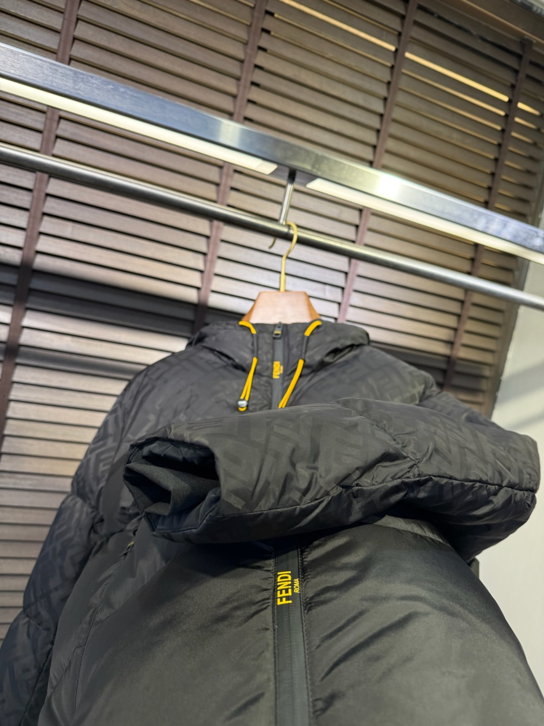 Fend** 2025新款羽绒服！充满时尚感引领时尚潮流！ 以高贵，精致，华丽的风格著称👍 高领拉练式可