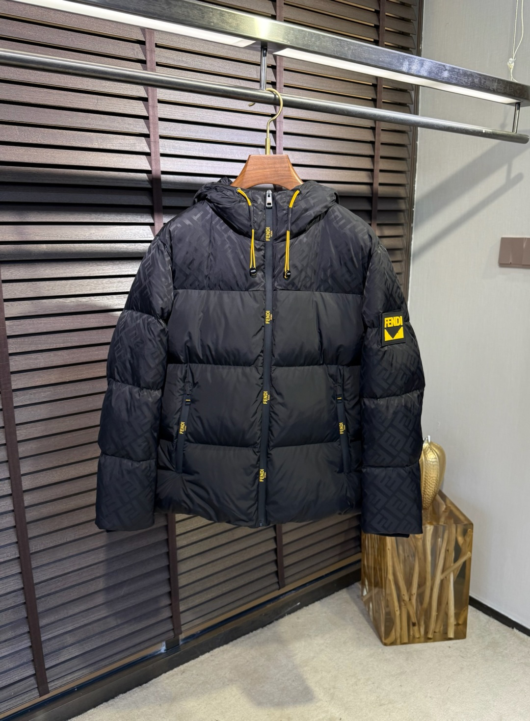 Fend** 2025新款羽绒服！充满时尚感引领时尚潮流！ 以高贵，精致，华丽的风格著称👍 高领拉练式可