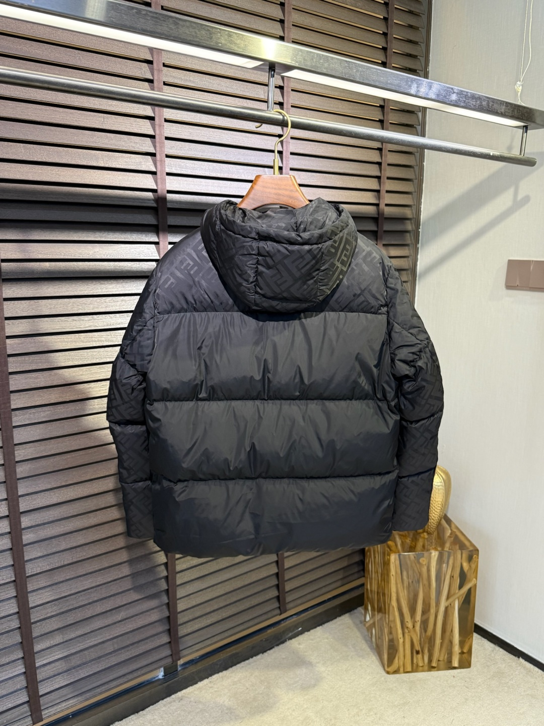 Fend** 2025新款羽绒服！充满时尚感引领时尚潮流！ 以高贵，精致，华丽的风格著称👍 高领拉练式可