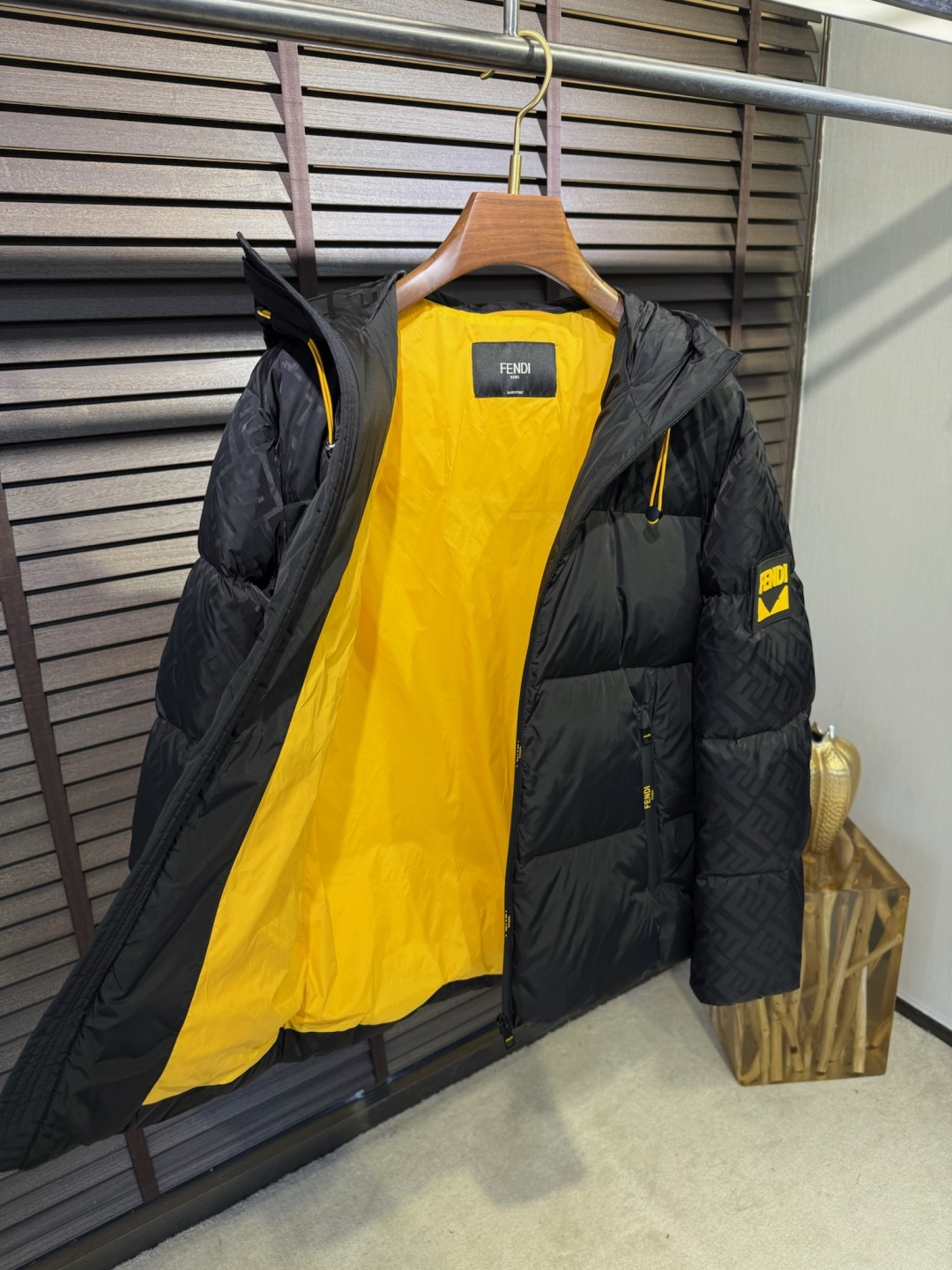 Fend** 2025新款羽绒服！充满时尚感引领时尚潮流！ 以高贵，精致，华丽的风格著称👍 高领拉练式可