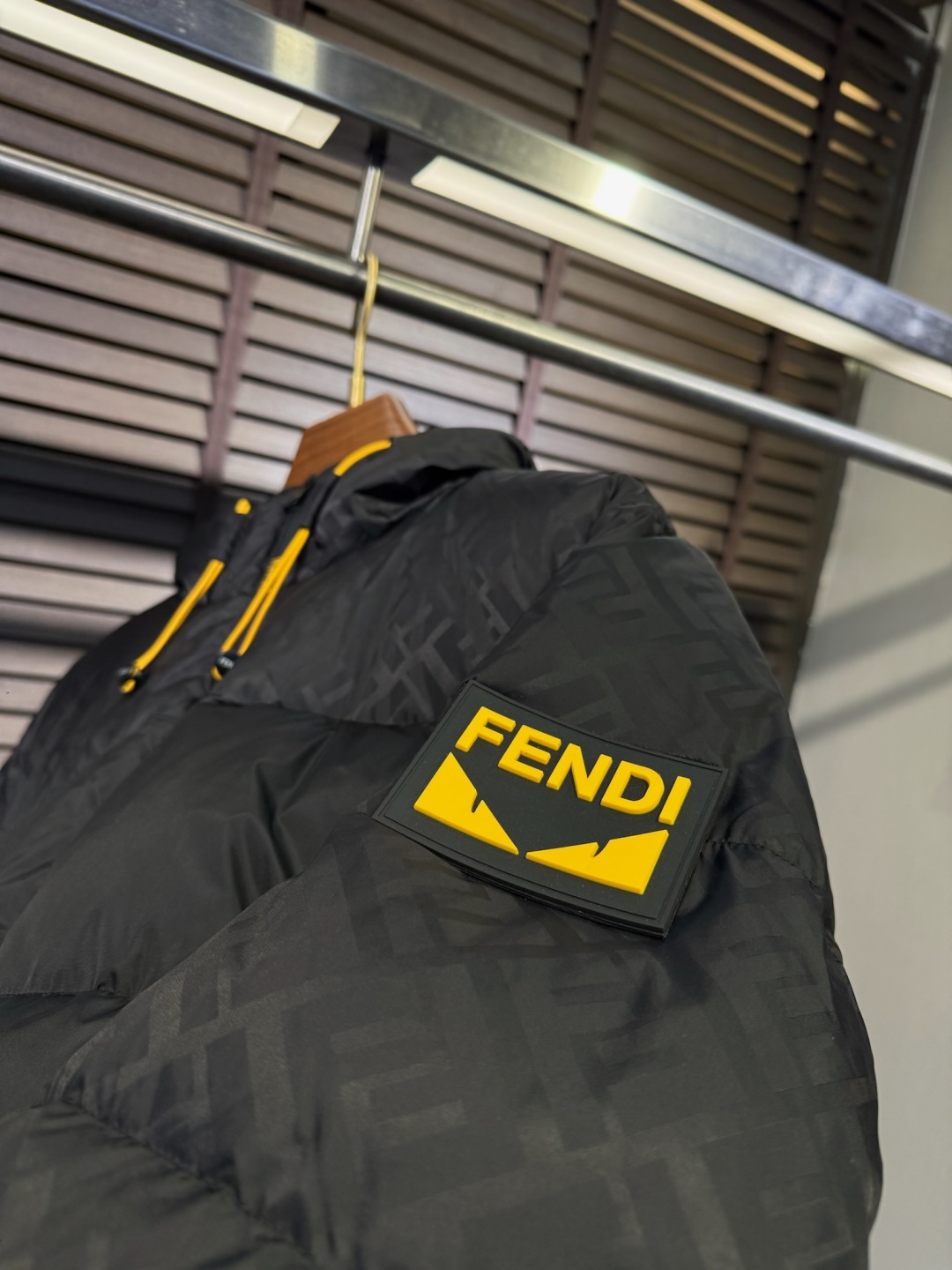 Fend** 2025新款羽绒服！充满时尚感引领时尚潮流！ 以高贵，精致，华丽的风格著称👍 高领拉练式可