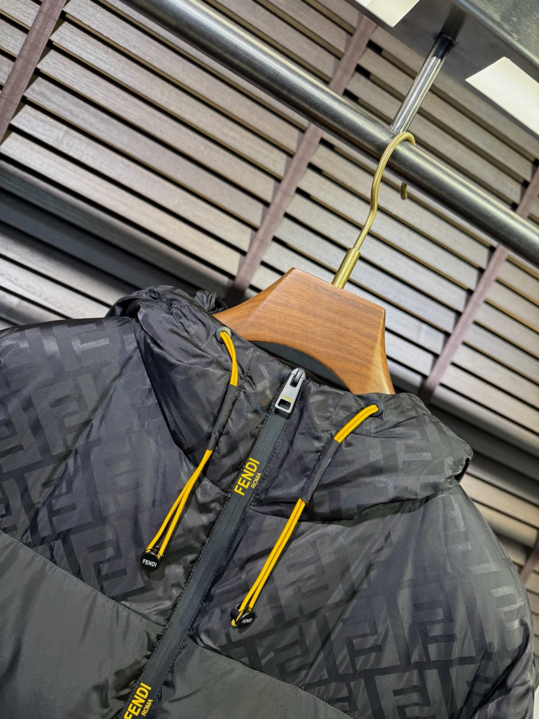 Fend** 2025新款羽绒服！充满时尚感引领时尚潮流！ 以高贵，精致，华丽的风格著称👍 高领拉练式可