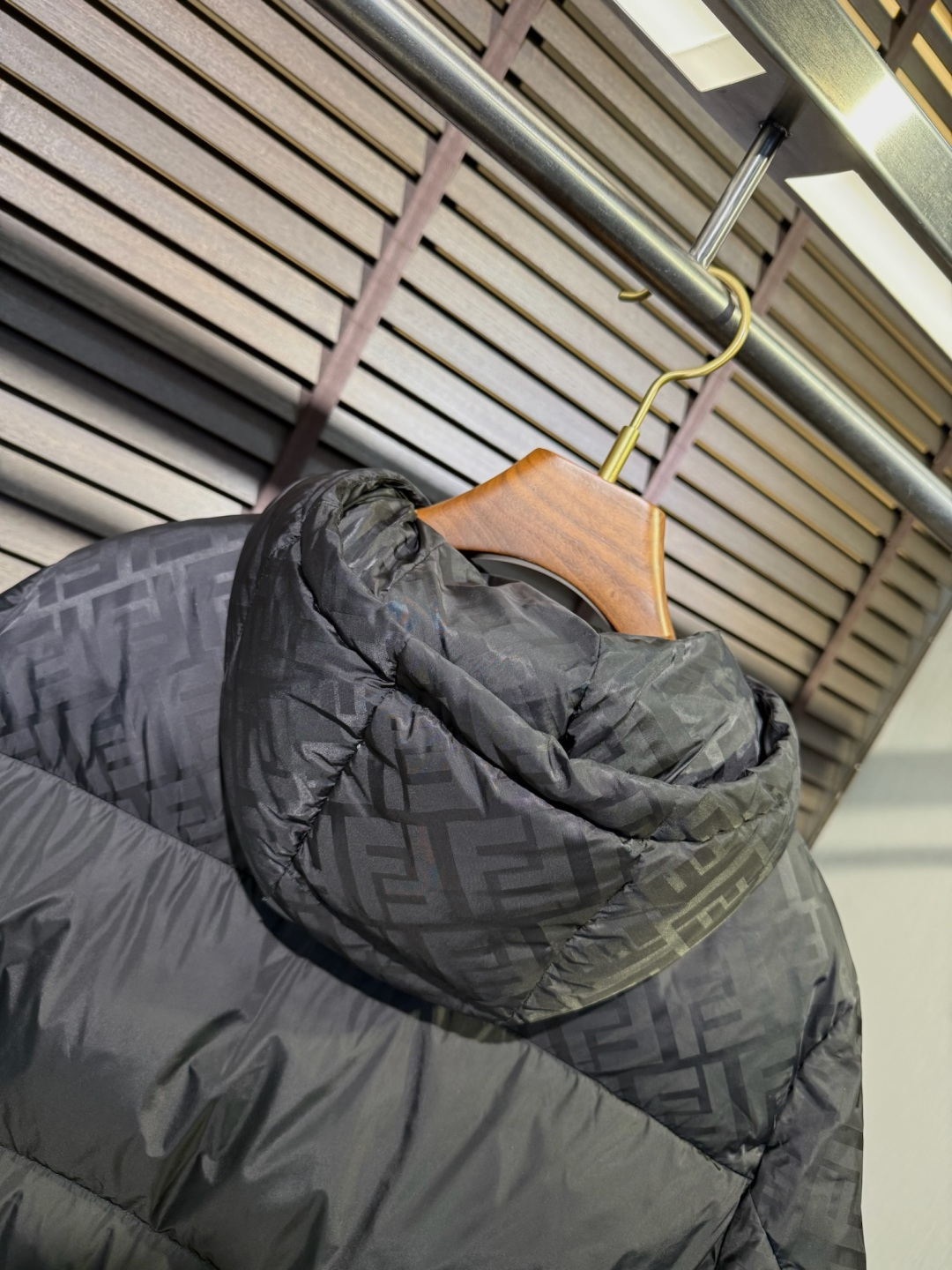 Fend** 2025新款羽绒服！充满时尚感引领时尚潮流！ 以高贵，精致，华丽的风格著称👍 高领拉练式可