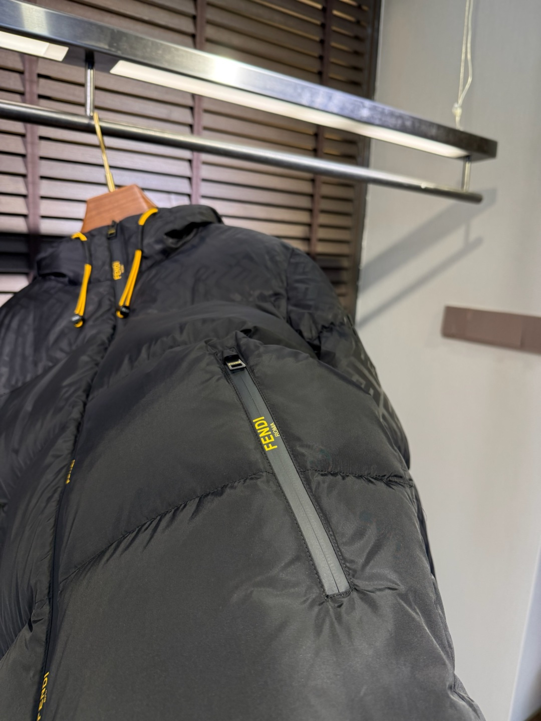 Fend** 2025新款羽绒服！充满时尚感引领时尚潮流！ 以高贵，精致，华丽的风格著称👍 高领拉练式可