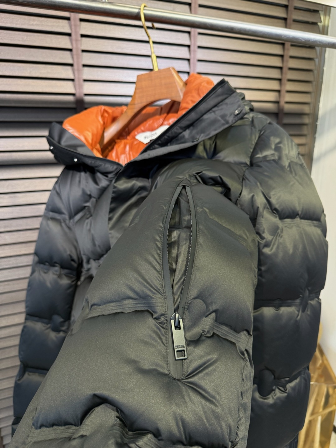 Zegn&杰尼🦷FW2025冬季新款羽绒服。连帽设计，商务与休闲兼并，帽子不可拆卸，适合各种场合穿搭。采