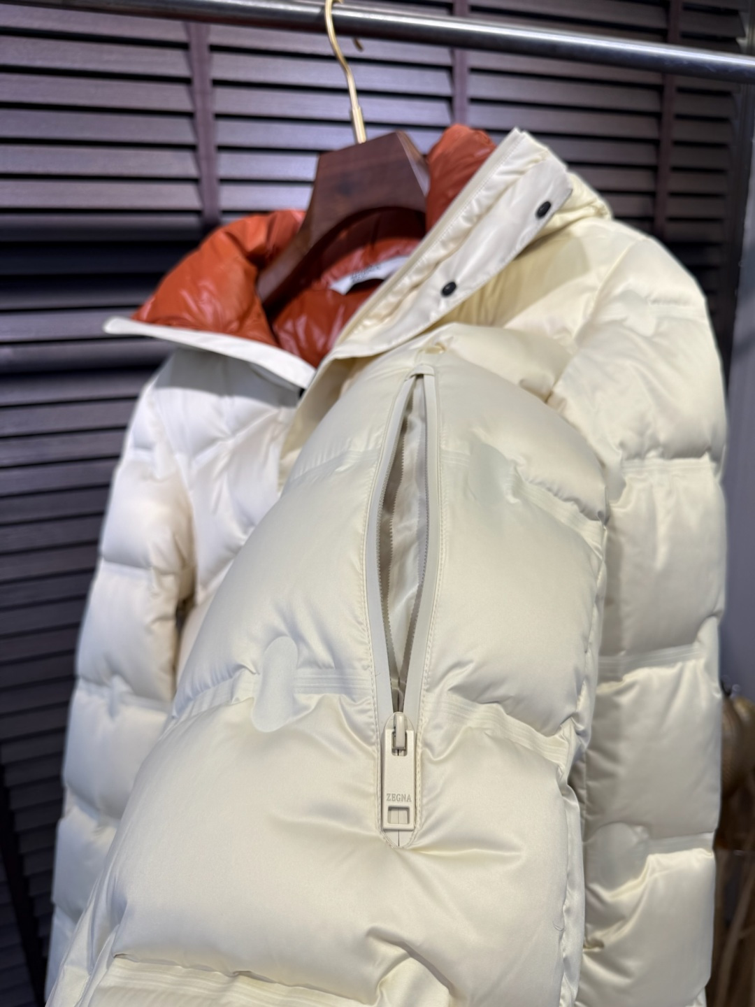 Zegn&杰尼🦷FW2025冬季新款羽绒服。连帽设计，商务与休闲兼并，帽子不可拆卸，适合各种场合穿搭。采