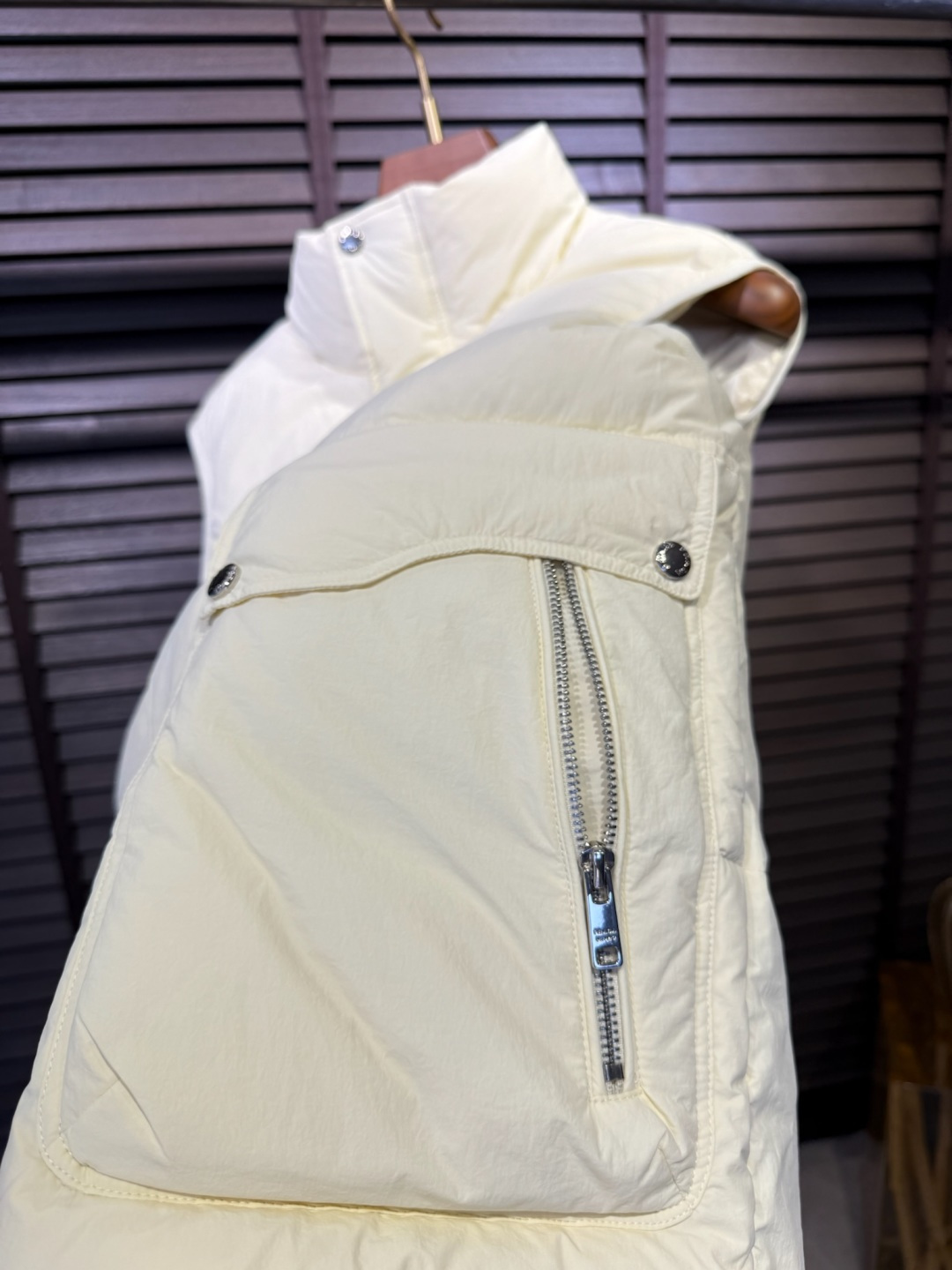 Pra&普拉哒FW2025秋冬新款羽绒马甲。柜子在售款，爆款。小立领设计，适合凹各种造型，内搭外穿皆可；