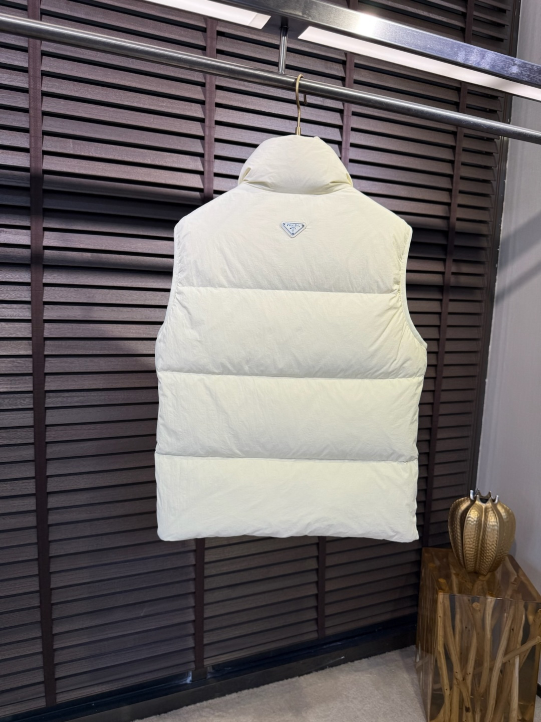 Pra&普拉哒FW2025秋冬新款羽绒马甲。柜子在售款，爆款。小立领设计，适合凹各种造型，内搭外穿皆可；