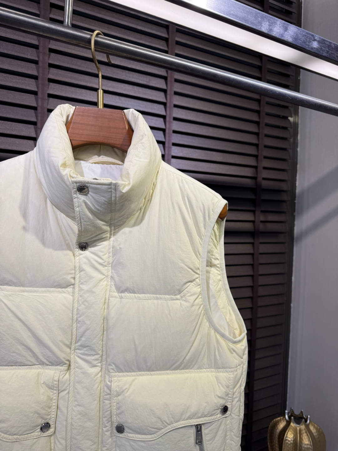 Pra&普拉哒FW2025秋冬新款羽绒马甲。柜子在售款，爆款。小立领设计，适合凹各种造型，内搭外穿皆可；