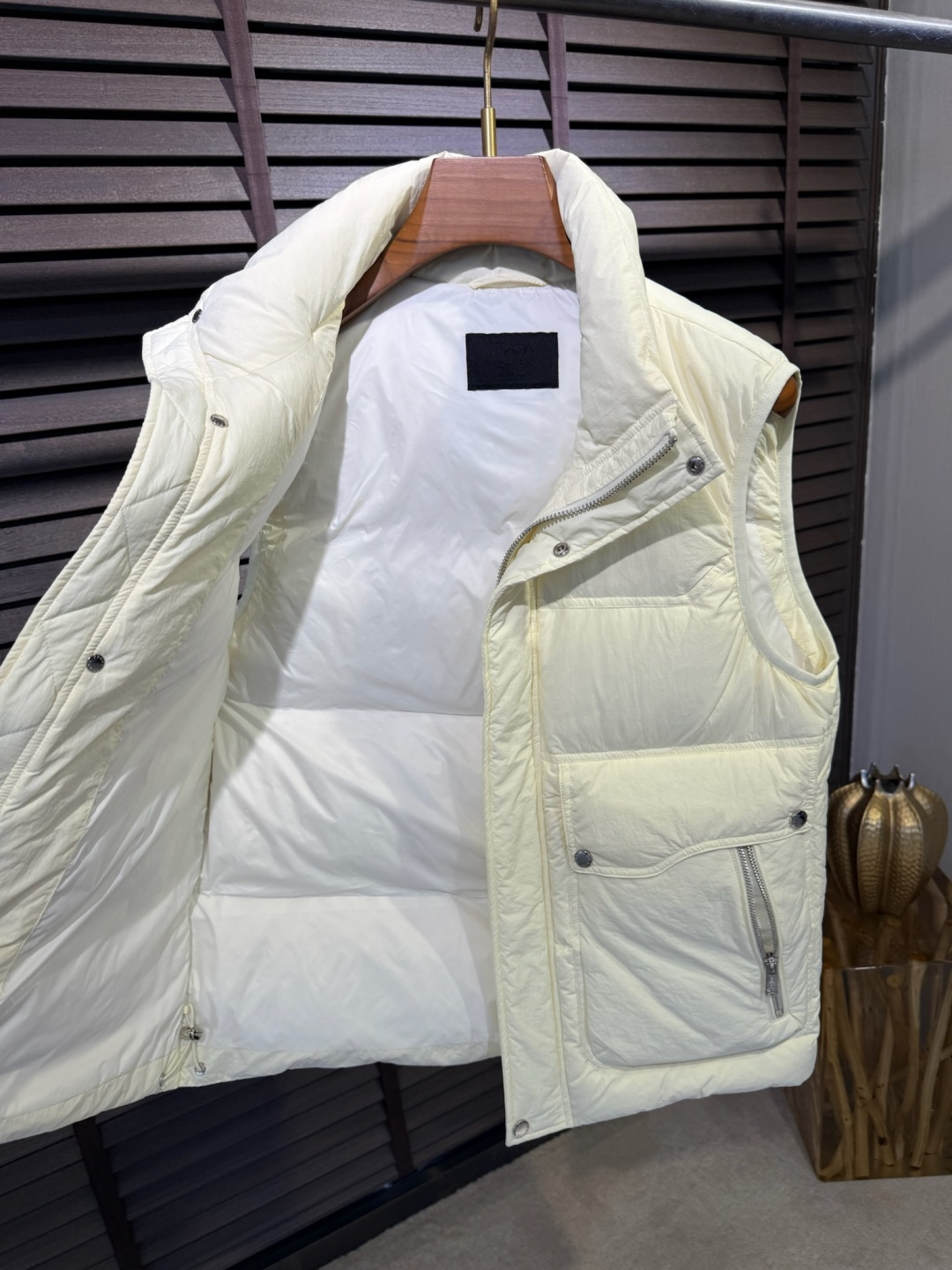 Pra&普拉哒FW2025秋冬新款羽绒马甲。柜子在售款，爆款。小立领设计，适合凹各种造型，内搭外穿皆可；