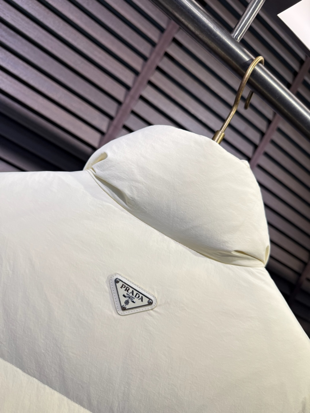 Pra&普拉哒FW2025秋冬新款羽绒马甲。柜子在售款，爆款。小立领设计，适合凹各种造型，内搭外穿皆可；