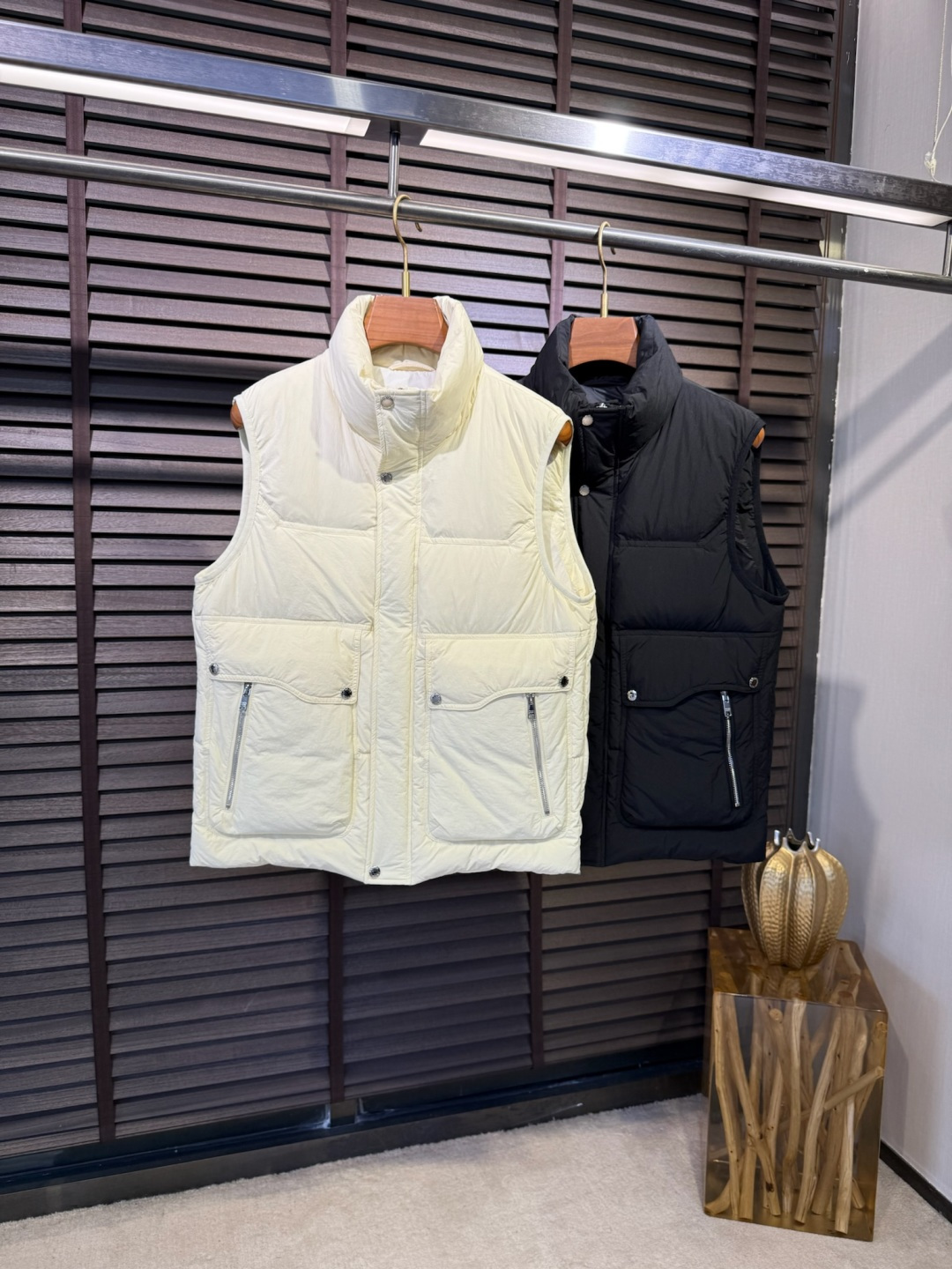 Pra&普拉哒FW2025秋冬新款羽绒马甲。柜子在售款，爆款。小立领设计，适合凹各种造型，内搭外穿皆可；