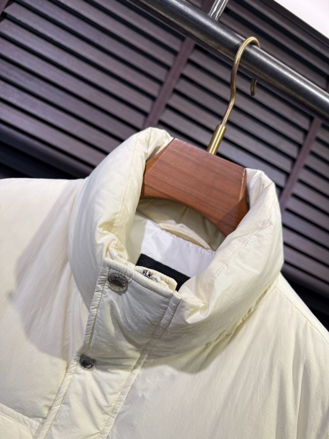 Pra&普拉哒FW2025秋冬新款羽绒马甲。柜子在售款，爆款。小立领设计，适合凹各种造型，内搭外穿皆可；