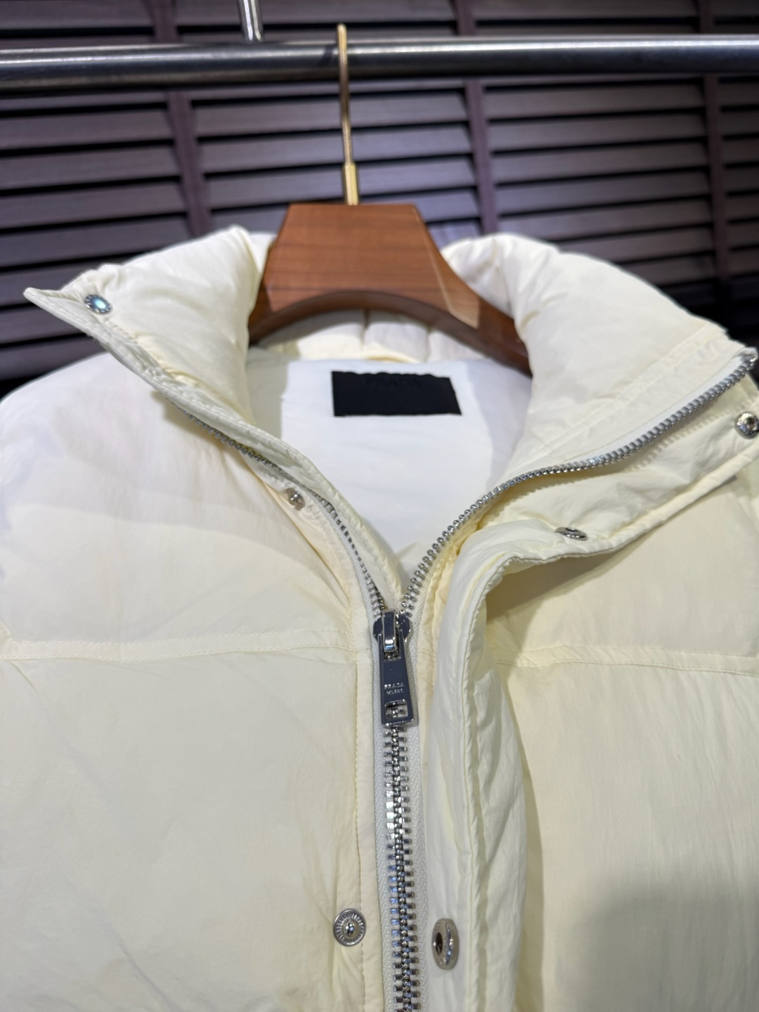 Pra&普拉哒FW2025秋冬新款羽绒马甲。柜子在售款，爆款。小立领设计，适合凹各种造型，内搭外穿皆可；