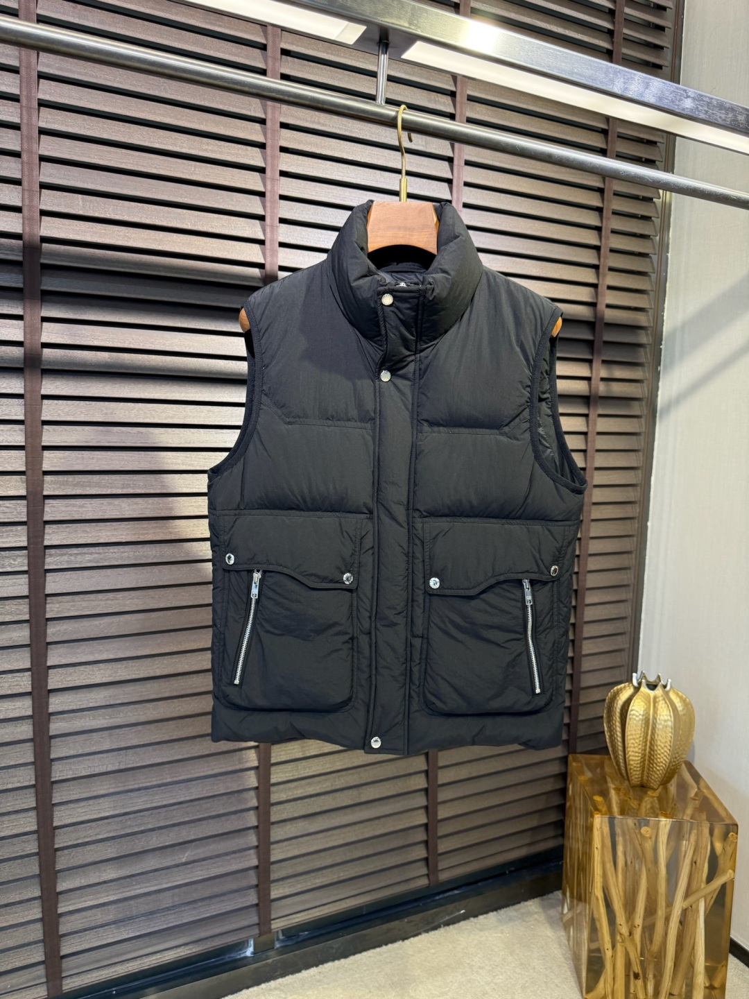 Pra&普拉哒FW2025秋冬新款羽绒马甲。柜子在售款，爆款。小立领设计，适合凹各种造型，内搭外穿皆可；