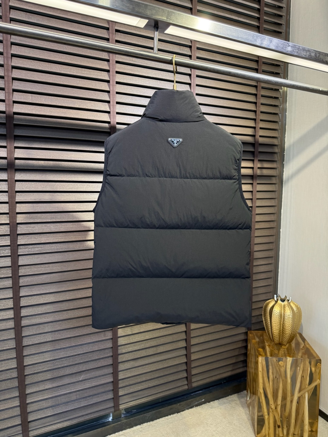 Pra&普拉哒FW2025秋冬新款羽绒马甲。柜子在售款，爆款。小立领设计，适合凹各种造型，内搭外穿皆可；