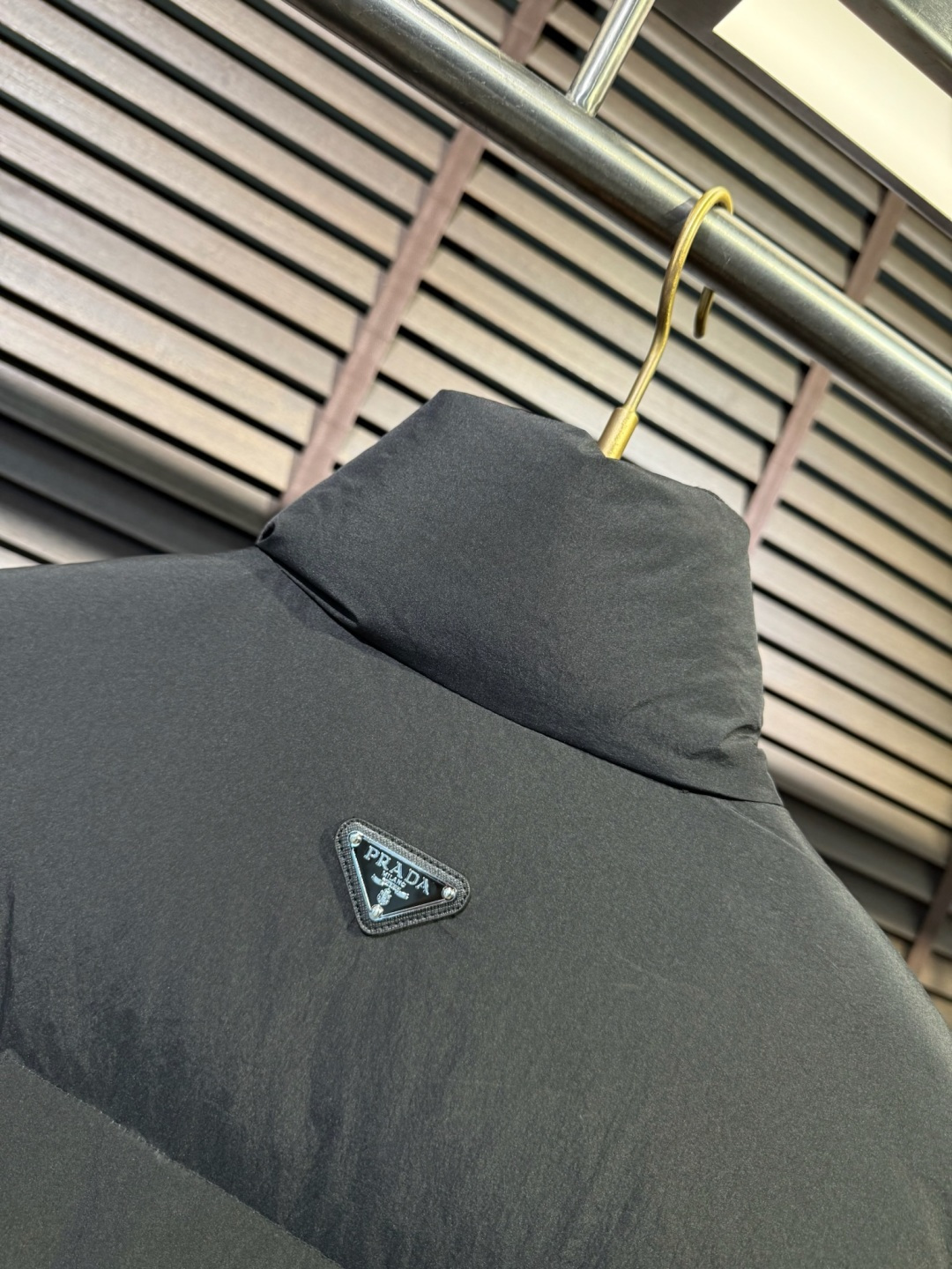 Pra&普拉哒FW2025秋冬新款羽绒马甲。柜子在售款，爆款。小立领设计，适合凹各种造型，内搭外穿皆可；