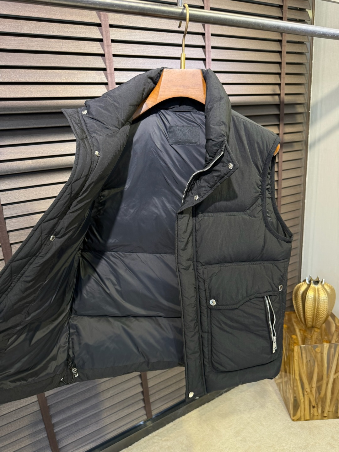 Pra&普拉哒FW2025秋冬新款羽绒马甲。柜子在售款，爆款。小立领设计，适合凹各种造型，内搭外穿皆可；