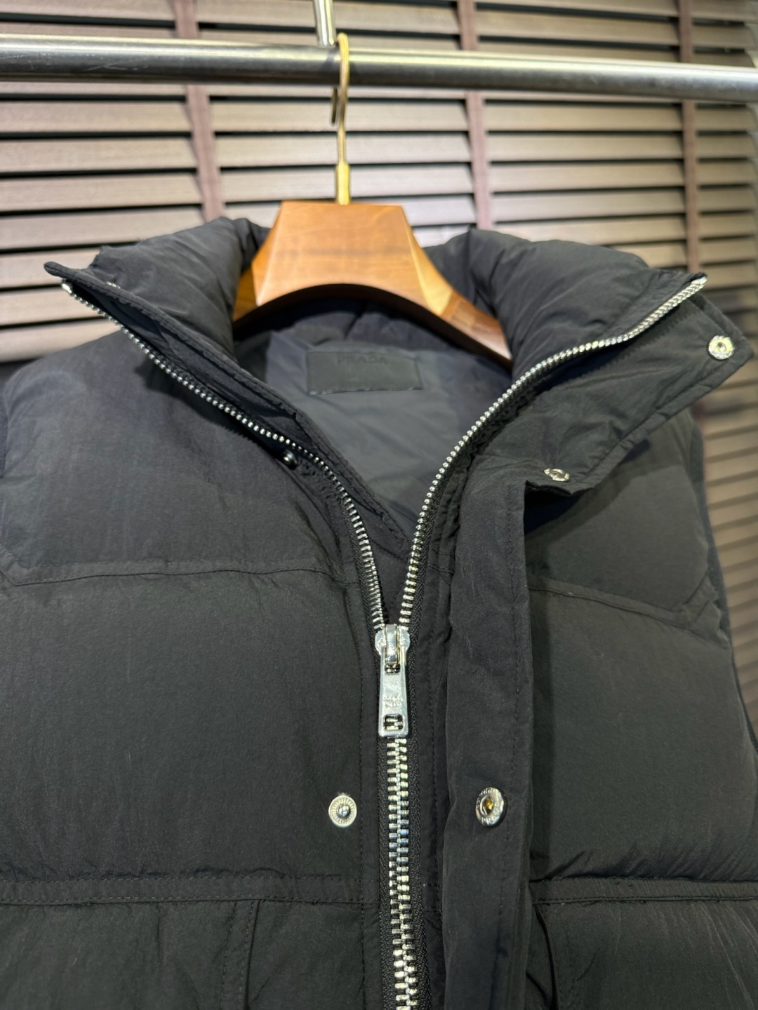 Pra&普拉哒FW2025秋冬新款羽绒马甲。柜子在售款，爆款。小立领设计，适合凹各种造型，内搭外穿皆可；