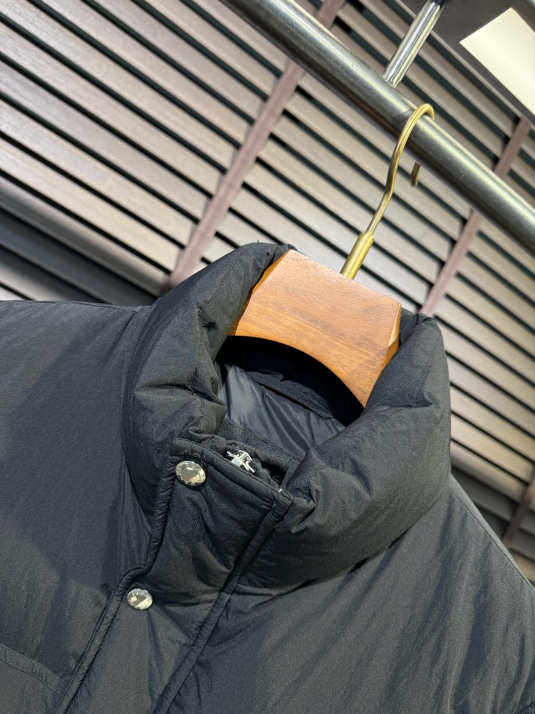 Pra&普拉哒FW2025秋冬新款羽绒马甲。柜子在售款，爆款。小立领设计，适合凹各种造型，内搭外穿皆可；