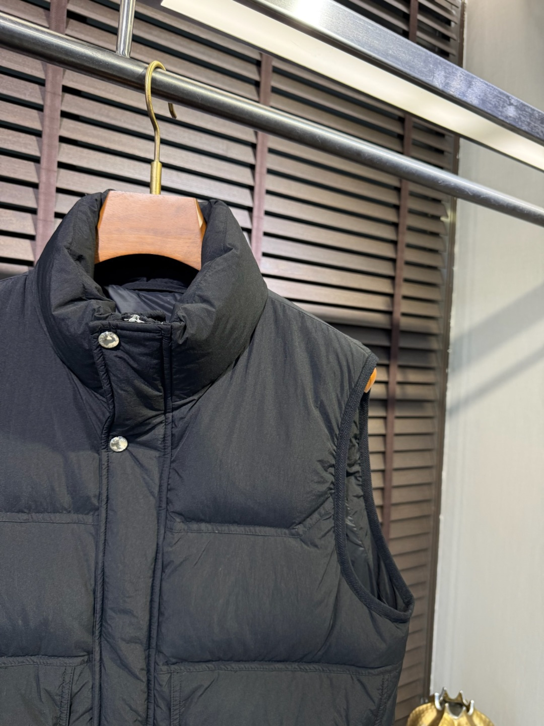 Pra&普拉哒FW2025秋冬新款羽绒马甲。柜子在售款，爆款。小立领设计，适合凹各种造型，内搭外穿皆可；