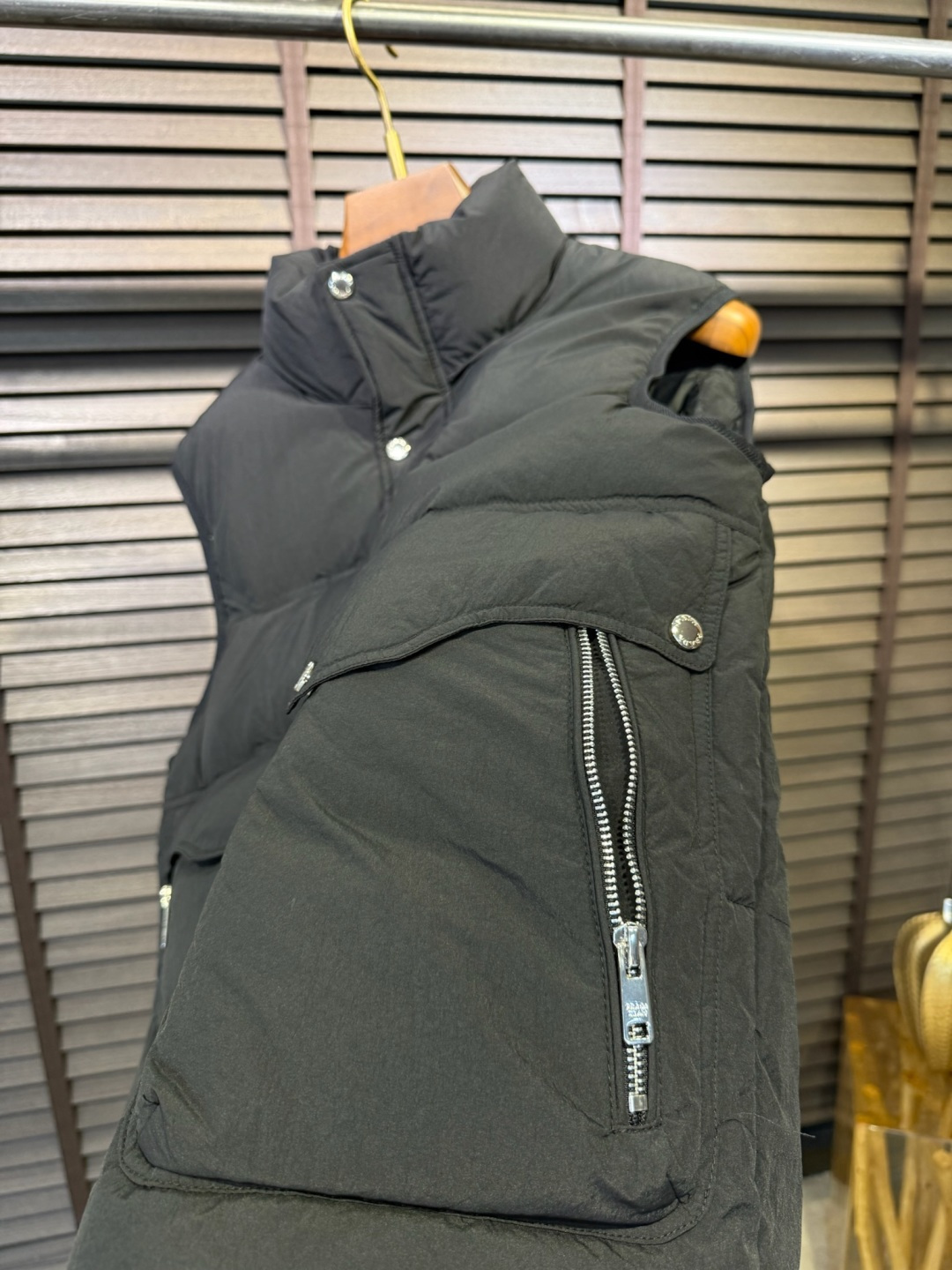 Pra&普拉哒FW2025秋冬新款羽绒马甲。柜子在售款，爆款。小立领设计，适合凹各种造型，内搭外穿皆可；