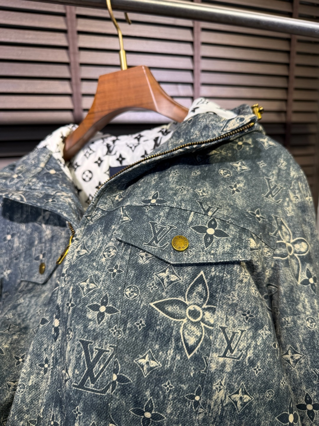 L家FW2025冬季新款羽绒服，立领连帽设计，商务与休闲兼并；柜子爆款，一件难求；定制品牌面料，防风防雨