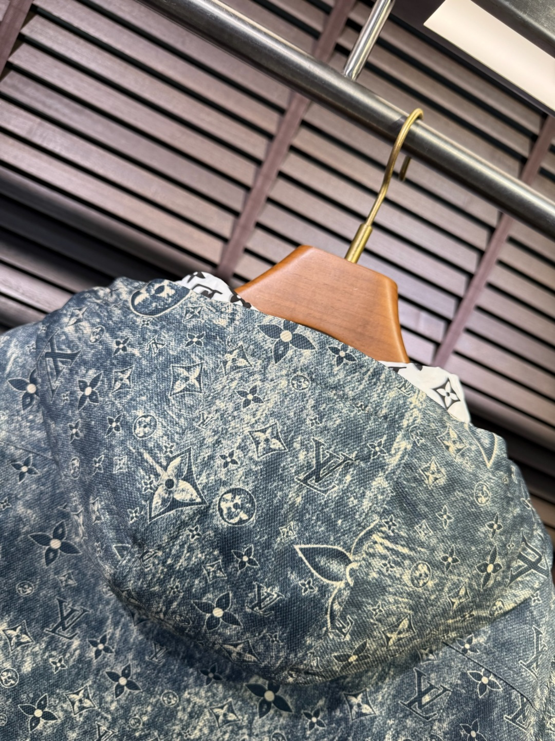 L家FW2025冬季新款羽绒服，立领连帽设计，商务与休闲兼并；柜子爆款，一件难求；定制品牌面料，防风防雨