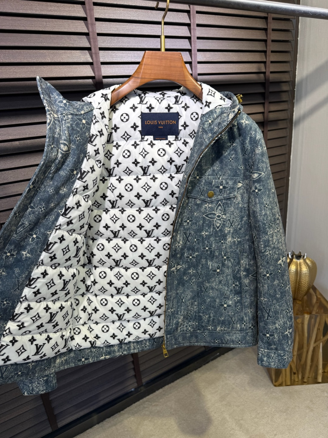 L家FW2025冬季新款羽绒服，立领连帽设计，商务与休闲兼并；柜子爆款，一件难求；定制品牌面料，防风防雨