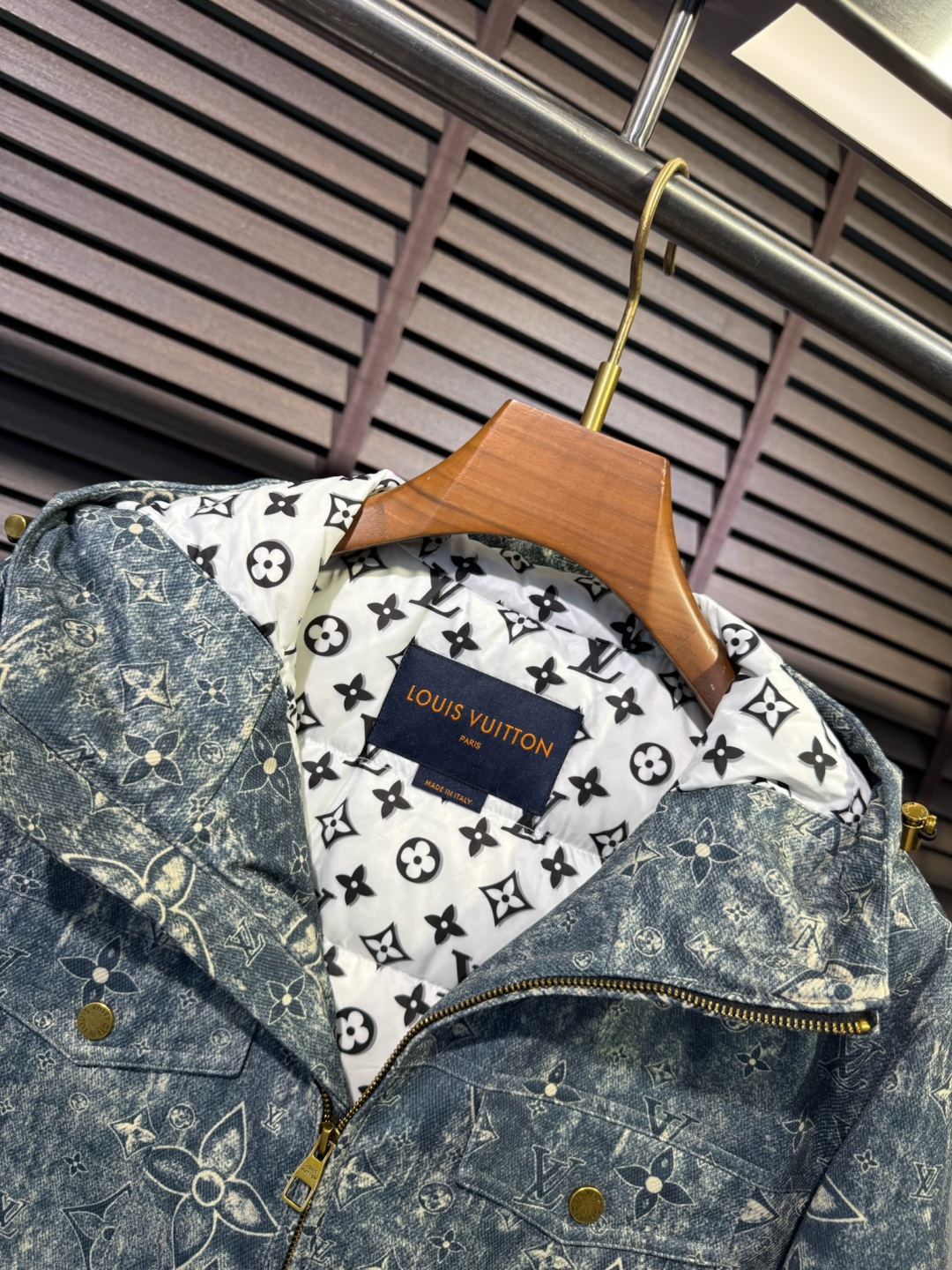 L家FW2025冬季新款羽绒服，立领连帽设计，商务与休闲兼并；柜子爆款，一件难求；定制品牌面料，防风防雨