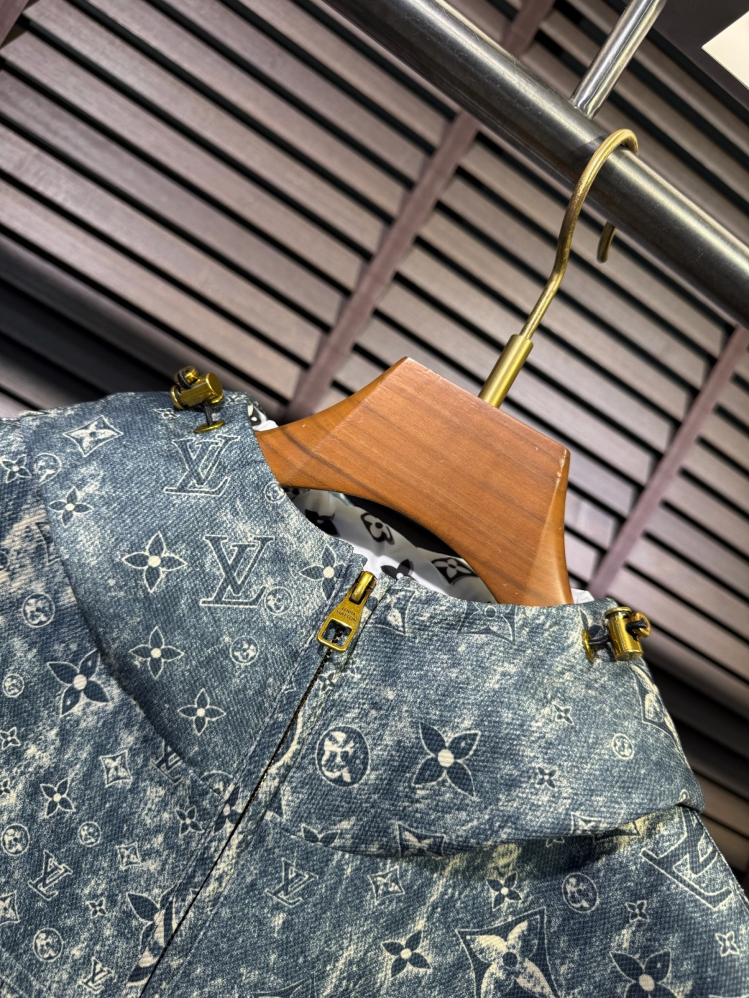 L家FW2025冬季新款羽绒服，立领连帽设计，商务与休闲兼并；柜子爆款，一件难求；定制品牌面料，防风防雨