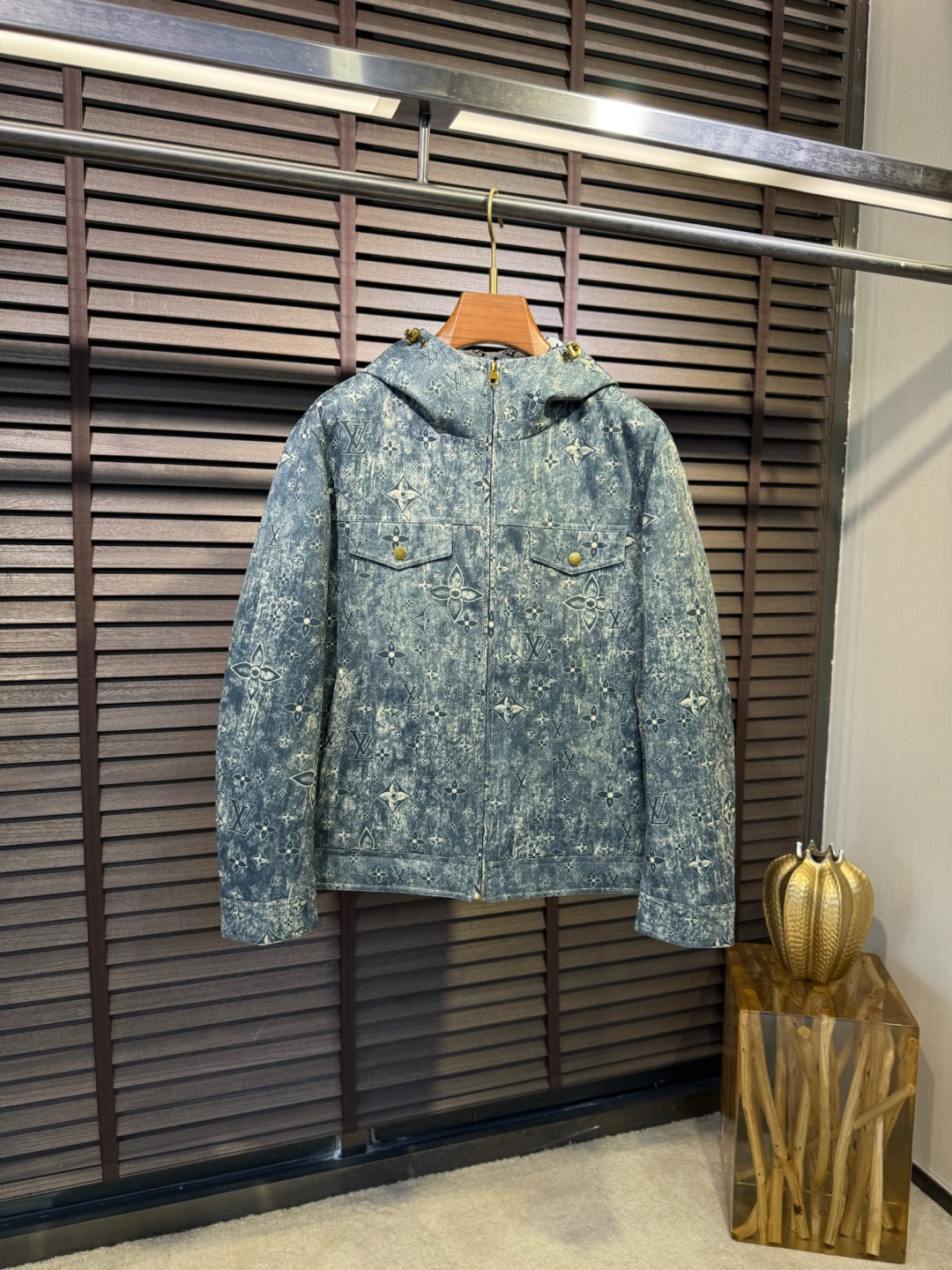 L家FW2025冬季新款羽绒服，立领连帽设计，商务与休闲兼并；柜子爆款，一件难求；定制品牌面料，防风防雨