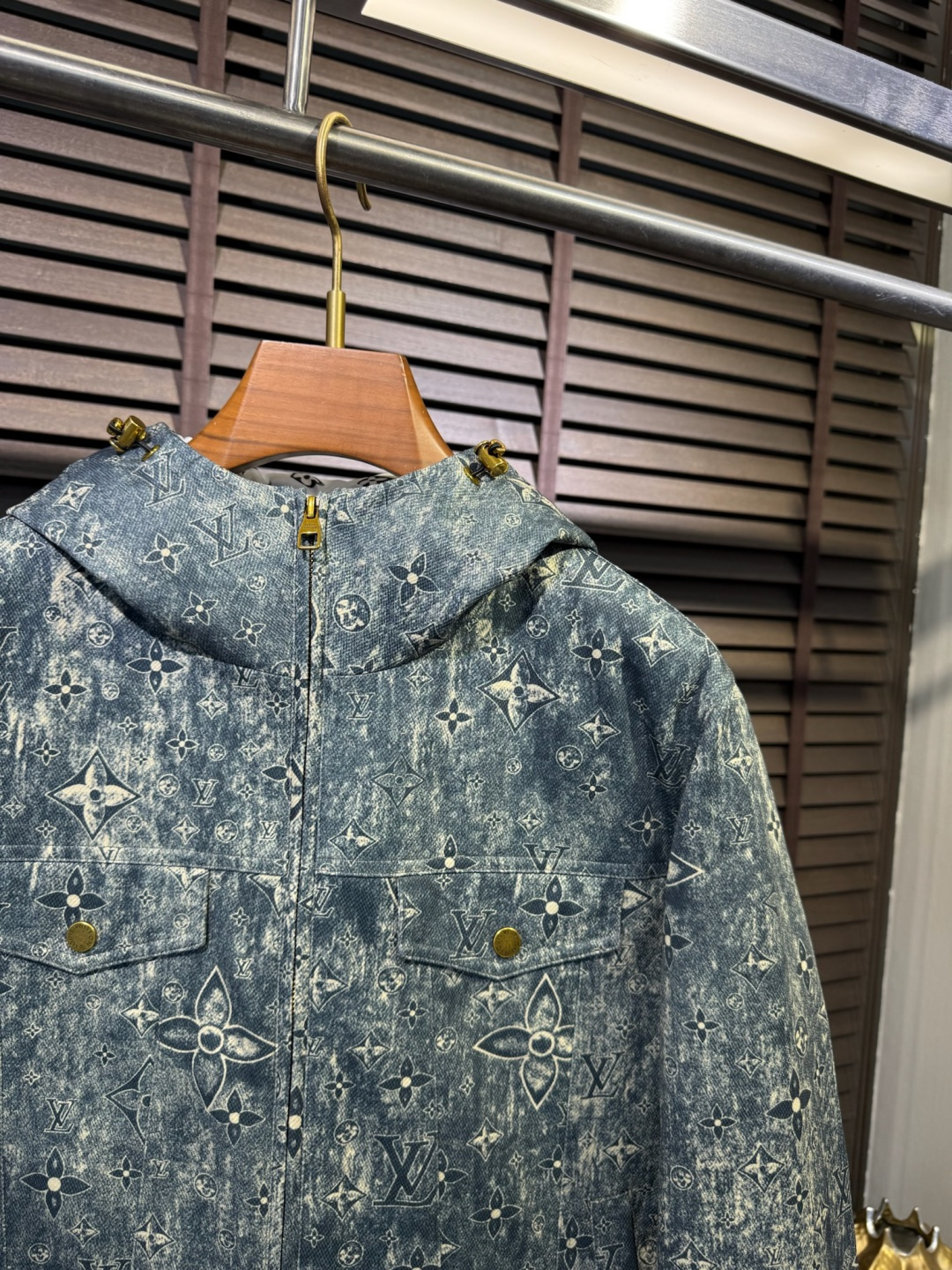 L家FW2025冬季新款羽绒服，立领连帽设计，商务与休闲兼并；柜子爆款，一件难求；定制品牌面料，防风防雨