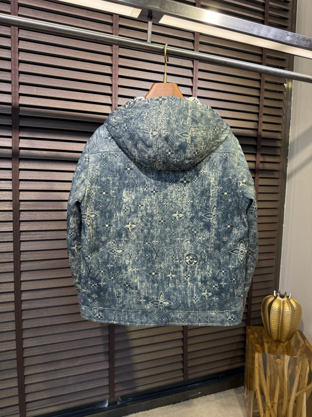 L家FW2025冬季新款羽绒服，立领连帽设计，商务与休闲兼并；柜子爆款，一件难求；定制品牌面料，防风防雨